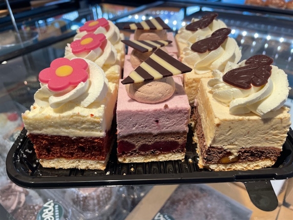 9 petit fours assorti